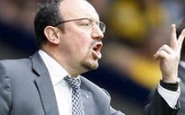 HLV Benitez hằn học, bất phục Sir Alex