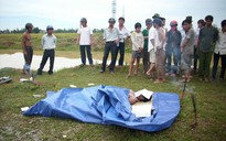 Phát hiện 2 xác chết dưới vũng nước ven đường