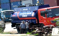 Ồ ạt rút xăng xe bồn, bù bằng nước lã