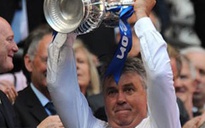 Vừa giành FA Cup, Guus Hiddink đã bị phạt tiền