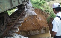 Vỡ đập giữa đêm, đường sắt Bắc – Nam sạt lở nghiêm trọng