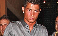 Ronaldo dắt 3 cô gái sexy về khách sạn