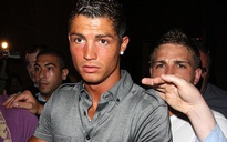 Ronaldo tấn công một cô gái 17 tuổi