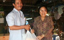 Tặng quà cho bệnh nhân ở “Đồng hoang ấm áp”