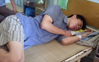 Bắt 2 người dân trong vụ lật đổ xe cảnh sát