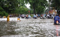 Dân Hà Nội kẹt cứng vì mưa ngập