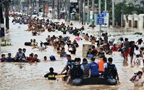 Người dân Philippines chới với trong bão lũ
