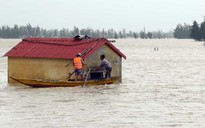 Lũ ồ ạt nuốt chửng miền Trung