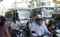 Xe buýt náo loạn đường phố