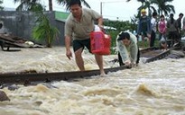 “Đại hồng thủy” nhấn chìm miền Trung, 80 người chết
