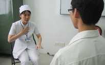 Đi luyện giọng “mái” thành giọng đàn ông