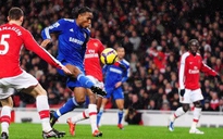 Drogba chặn đứng tham vọng trở lại của Arsenal
