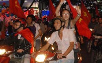 CĐV TPHCM xuống đường ăn mừng