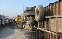 Tự tông dải phân cách, xe tải “ngã chổng vó”