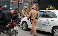 Cảnh sát giao thông bị taxi đẩy 100 mét trên phố