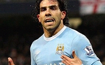 Đồng đội cũ “chúc mừng” Tevez bằng “ngón tay thối”