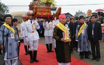 Long trọng hoàn táng thi hài vua Lê Dụ Tông