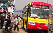 Trốn thanh tra, xe dù đẩy 'thượng đế' qua... cửa sổ