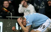 CĐV MU ném đồng xu bị cấm cửa suốt đời