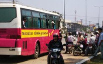 Tiệm giặt ủi, vựa ve chai cũng bán vé xe Tết