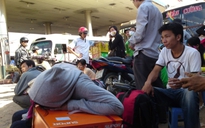 Trong bến xe dư, bên ngoài bắt chẹt