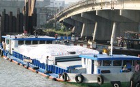 Cần Thơ: Sà lan chết máy đâm cầu Cái Răng