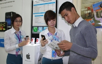 Khách hàng rồng rắn… xem iPhone chính hãng