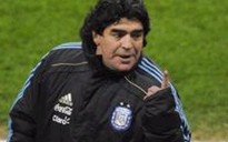 Maradona bị chó cắn vào mồm