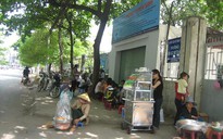 Nhếch nhác trước cổng trường