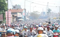 Kẹt cứng trên cầu Bình Triệu 2