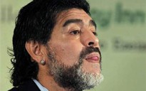 Mất chức, Maradona “gây hấn”