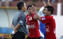 Trọng tài lại bị vái lạy