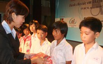 Trao học bổng cho các em “Bươn chải kiếm tiền trường”