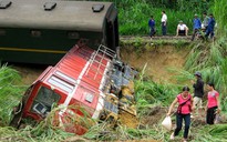 Đổ tàu chở khách, cụ già bế cháu bé tử vong