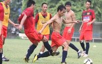 Văn Quyến ngồi ngoài xem đồng đội… “bán nude” đá bóng