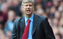 Xô đẩy trọng tài, “giáo sư” Wenger bị cấm chỉ đạo