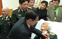 Trao tặng Đại tướng Võ Nguyên Giáp huy hiệu 70 năm tuổi Đảng