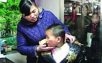 Cô giáo dí bàn ủi nóng vào mặt trẻ để… dạy dỗ