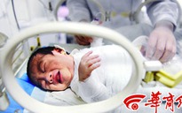 Bác sĩ làm rơi trẻ sơ sinh xuống lò sưởi