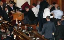 Nghị sĩ Ukraine “choảng” nhau đến mức nhập viện