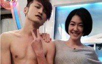 Từ Hy Đệ tươi cười chụp ảnh với một nam ca sĩ nude