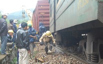 Tàu hàng trật bánh trên đèo Hải Vân