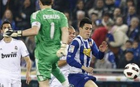 Real may mắn thu ngắn cách biệt với Barca