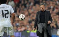 Học trò bị đuổi, Mourinho vẫn khen trọng tài