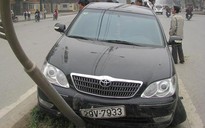Xe Camry mất lái, tông 2 sinh viên