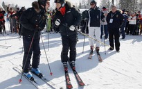 Medvedev - Putin trổ tài trượt tuyết