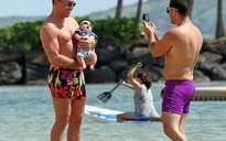 Ngắm con trai Elton John trên bãi biển Hawaii