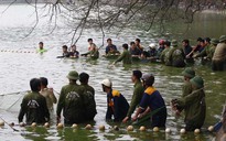 Mua thêm lưới đưa “cụ” rùa lên bờ