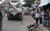 Bị xe trộn bê tông kéo lê, nữ sinh dập nát chân