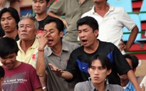 Sân cỏ "dậy sóng" vì trọng tài: Căng như dây đàn